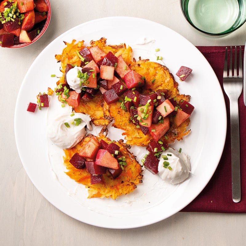 Karottenpuffer mit Rote-Bete- Apfel-Salat und Meerrettichdip