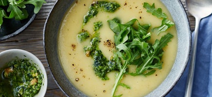 Steckrübensuppe mit Walnusspesto