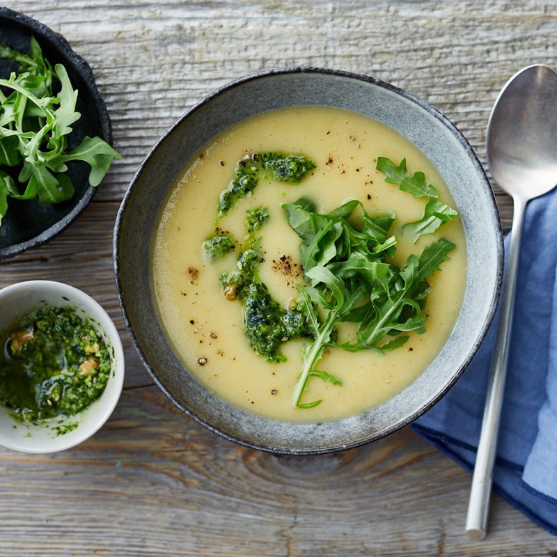 Steckrübensuppe mit Walnusspesto