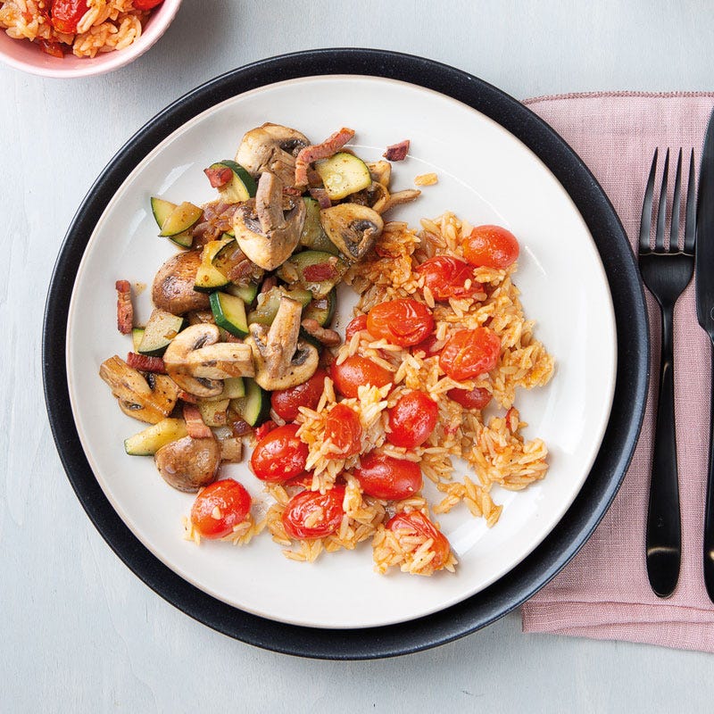 Zucchini-Bacon-Gemüse mit Champignons und Tomatenrisoni