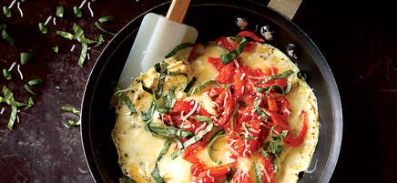 Omelette à la mozzarella, au poivron rôti et au basilic