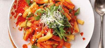 Maccheroncini in gerösteter Paprikasauce mit Rucola