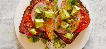 Rôtie au bacon de dos, à la tomate et au fromage