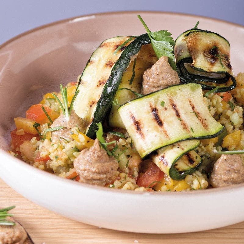 Bulgur-Gemüse-Salat mit Grill-Zucchetti und Baba Ganoush