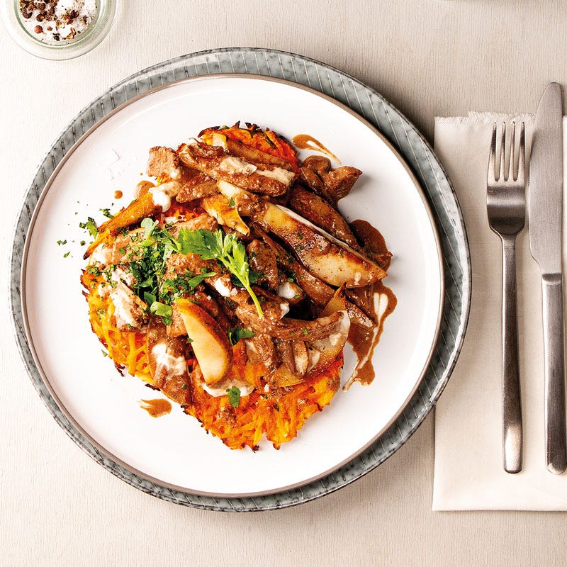 Schweinsgeschnetzeltes mit Birne und Rüebli-Pastinaken-Rösti