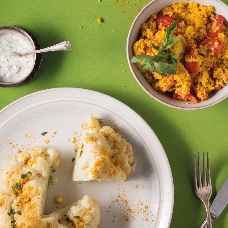 Blumenkohl mit Kräuterjoghurt und Tomaten-Curry-Couscous