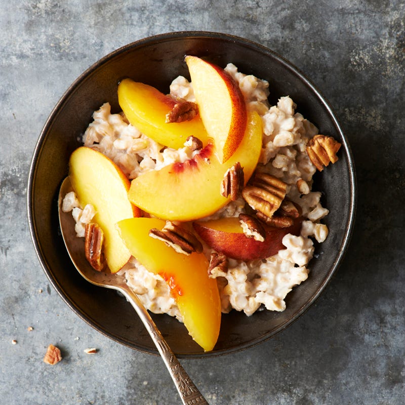 Cremiges Frühstücksporridge mit Pfirsich