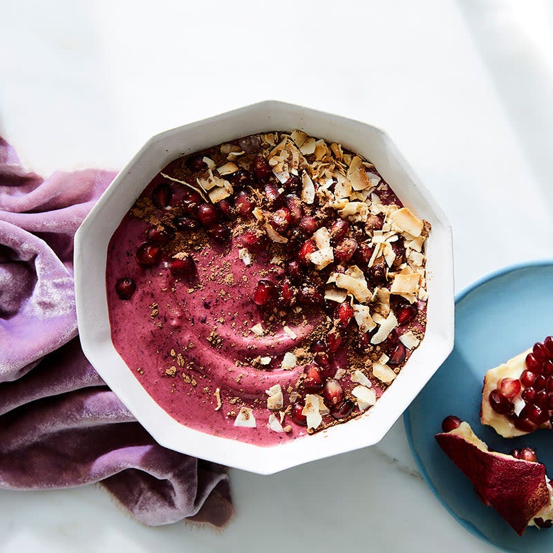 Beeren-Smoothie-Bowl mit Granatapfel