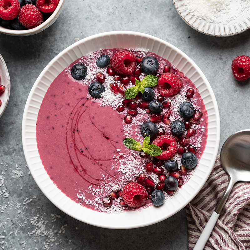 Beeren-Smoothie-Bowl mit Granatapfel