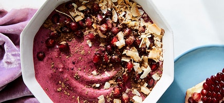 Smoothiebowl med bär och granatäpple