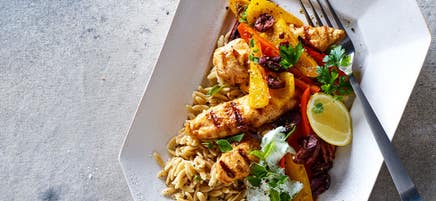 Poulet à la grecque avec tzatziki, orzo et poivrons