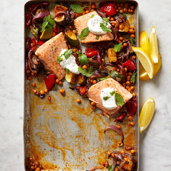 Geroosterde zalm met kikkererwten, courgette en paprika