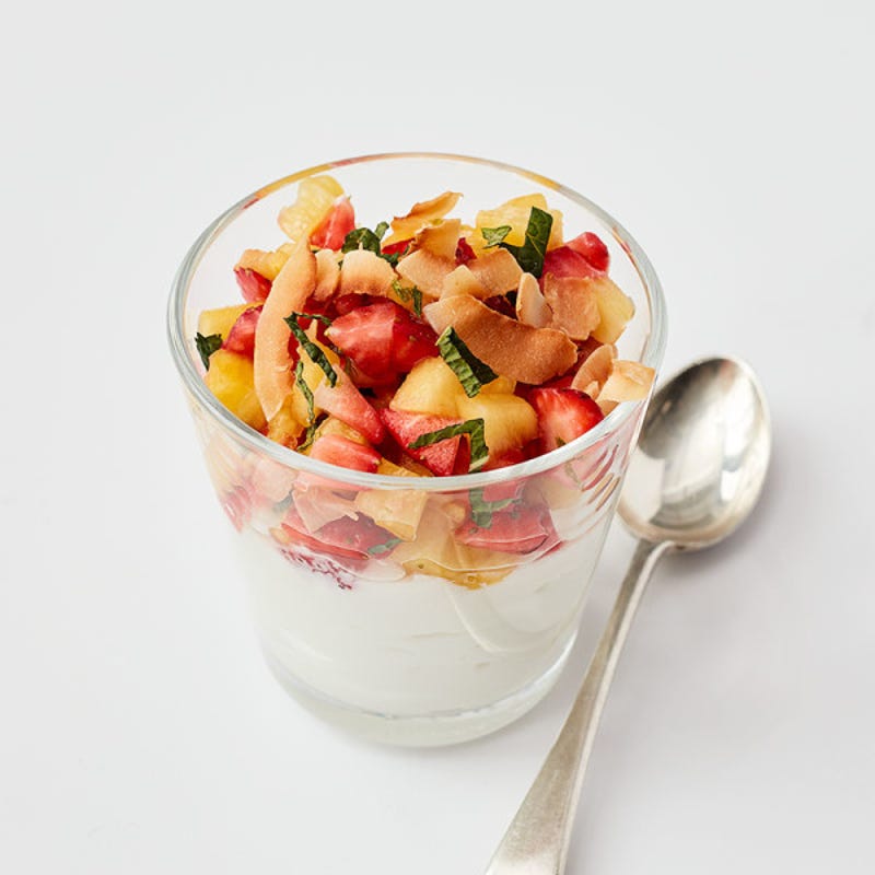 Zoete ananas-aardbeiensalsa met yoghurt