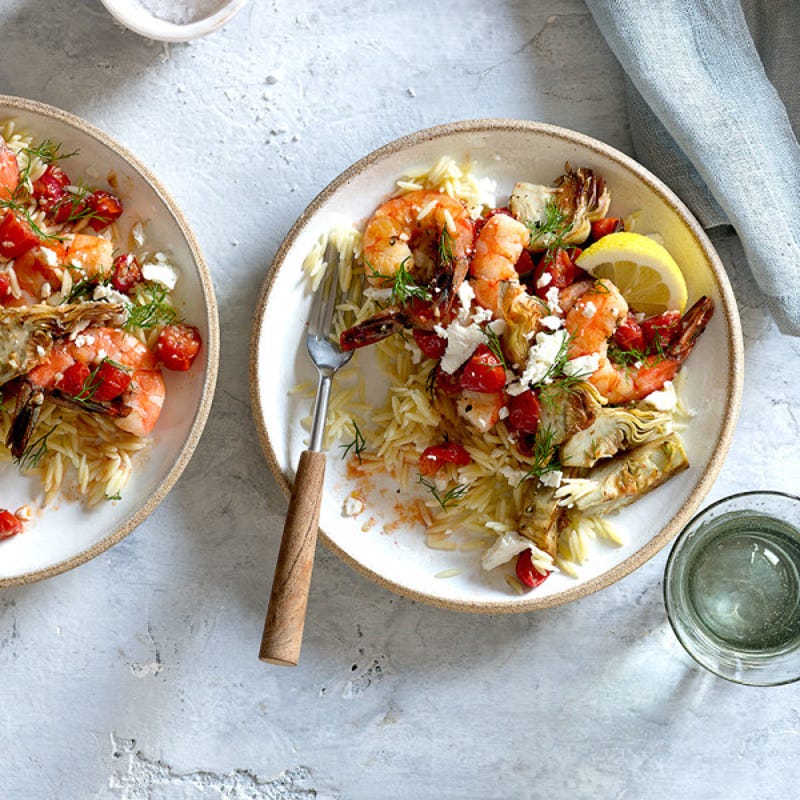 Foto van Griekse roerbakschotel met scampi's en artisjokharten door WW