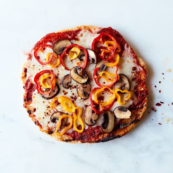 Pizza met kastanjechampignons en paprika
