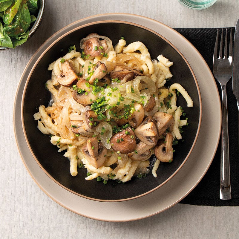 Spätzle in Champignonrahm mit geschmelzten Zwiebeln und Feldsalat