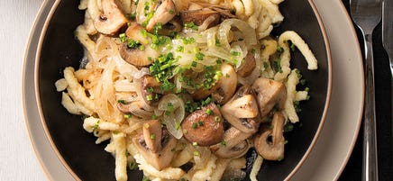 Spätzle in Champignonrahm mit gerösteten Zwiebeln und Feldsalat