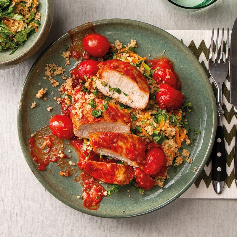 Gegartes Hähnchen in Tomatensauce mit Kräutercouscous