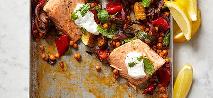 Saumon grillé, pois chiches et poivrons rouges