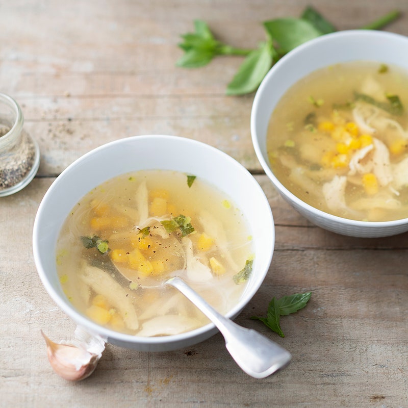 Soupe de poulet au maïs et basilic