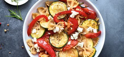 Pâtes, légumes grillés au romarin et feta