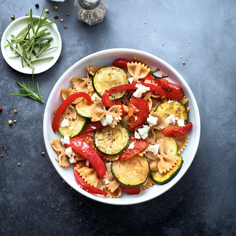 Pâtes, légumes grillés au romarin et feta
