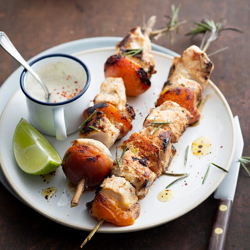 Brochettes de poulet et abricots au romarin