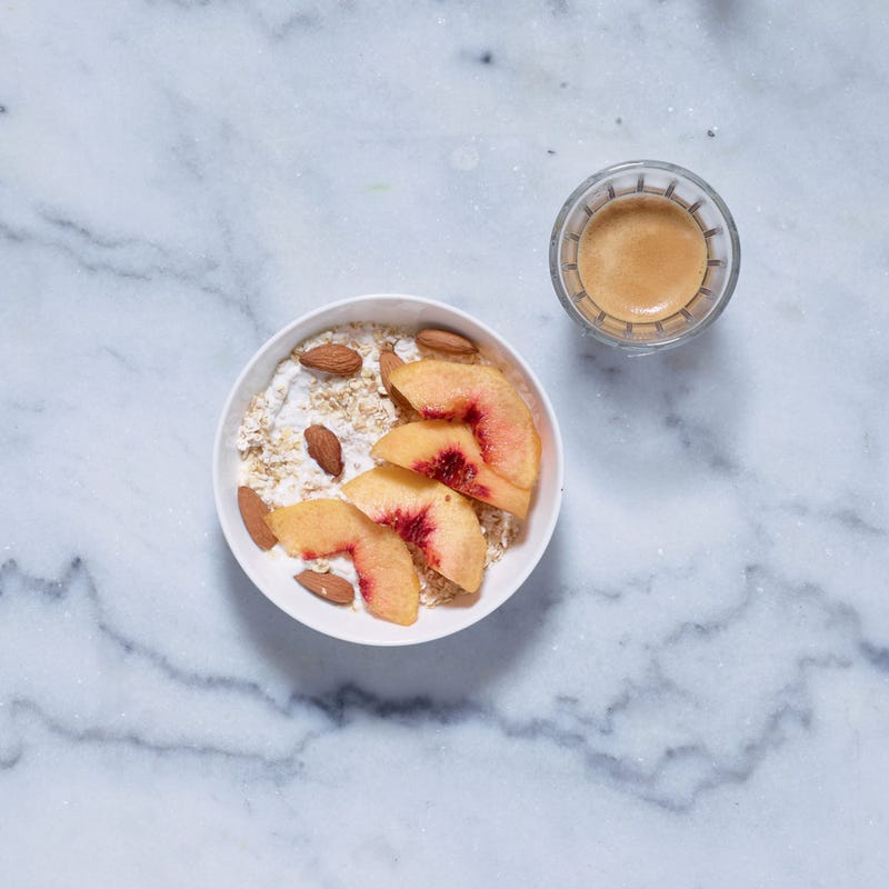 Bowl de fromage blanc, flocons d'avoine, pèche et amandes