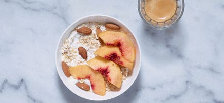 Bowl de fromage blanc, flocons d'avoine, pèche et amandes