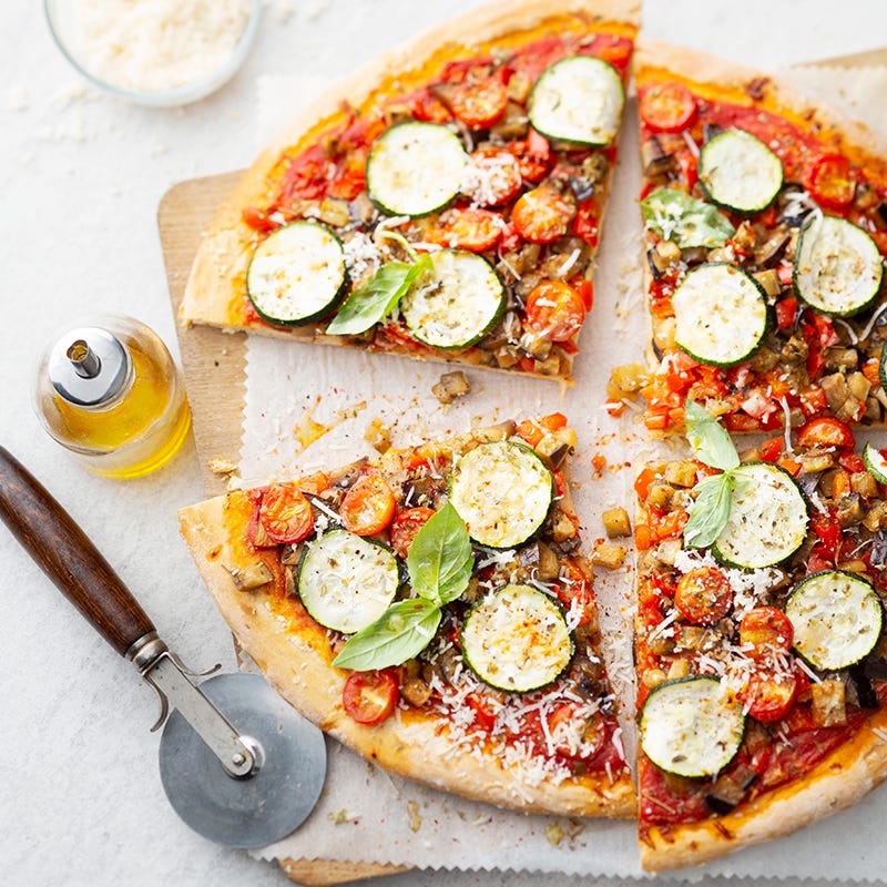 Pizza pâte fine aux légumes d’été et aux herbes