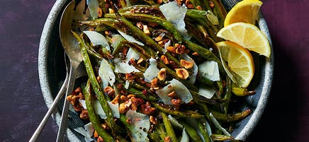 Haricots verts rôtis avec noisettes grillées et rubans de pecorino