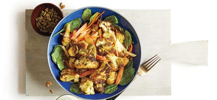 Salade de chou-fleur rôti et de pommes avec graines de citrouille et vinaigrette au cari et à la lime