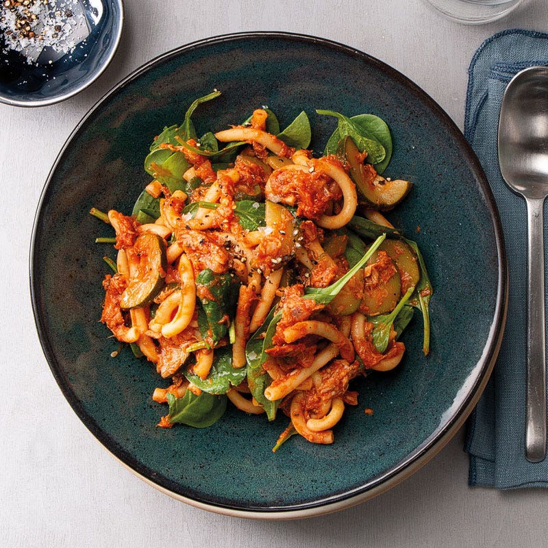One-Pot-Pasta mit Thunfisch, Spinat und Tomaten