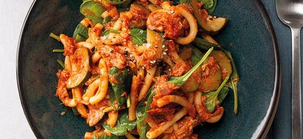 One-Pot-Pasta mit Thunfisch, Spinat und Tomaten