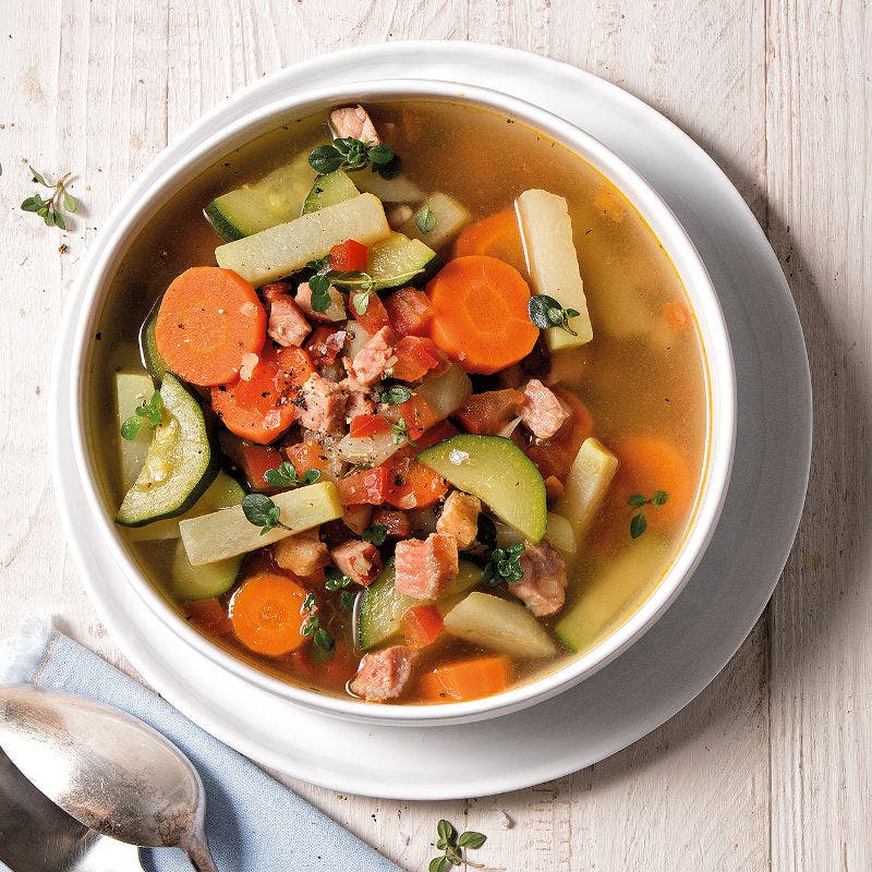 Gemüsesuppe mit geräuchertem Schweinsnierstück