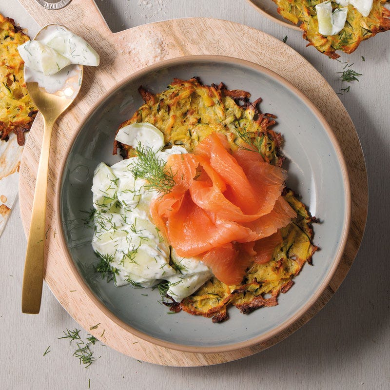 Kartoffeltätschli mit Räucherlachs und Gurkensalat