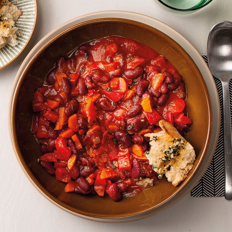 Kidneybohnen-Chili mit Kräuter-Knoblauch-Baguette