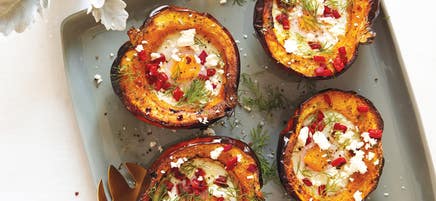 Œufs cuits au four dans une courge poivrée avec poivrons rôtis et aneth