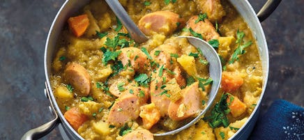 Erbsensuppe mit Geflügelwürstchen