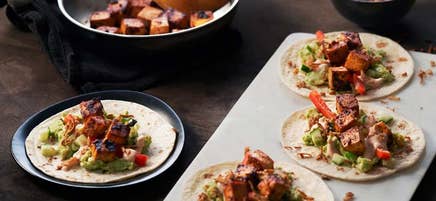 Asiatiska tofutacos med sesamdressing och rostad lök