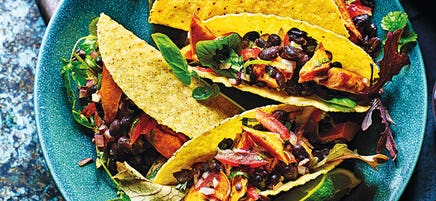 Süßkartoffeltacos mit schwarzen Bohnen