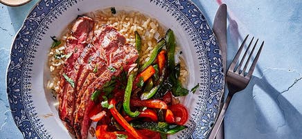 Bifteck de flanc mariné au mojo avec poivrons