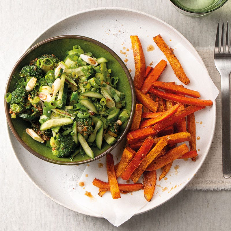 Lauwarmer Broccolisalat mit Erdnussdressing und Süßkartoffelpommes