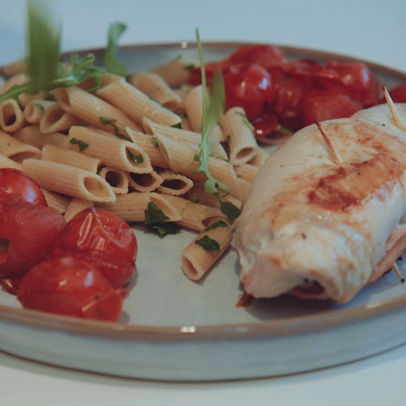 Foto van Kippenrolletjes met penne en balsamicotomaten door WW