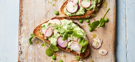 Tartines de petits pois et fèves