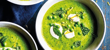 Soupe de petits pois, menthe et crème fraîche