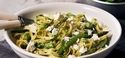 Grön pasta med salladsost