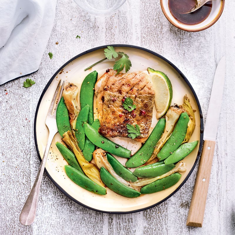 Cabillaud laqué aux oignons caramélisés et pois gourmands