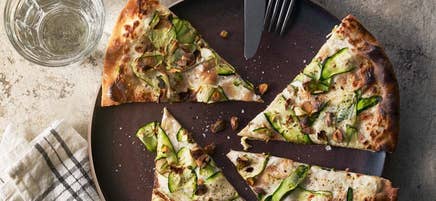 Libapizza med zucchini, chèvre och pistagenötter