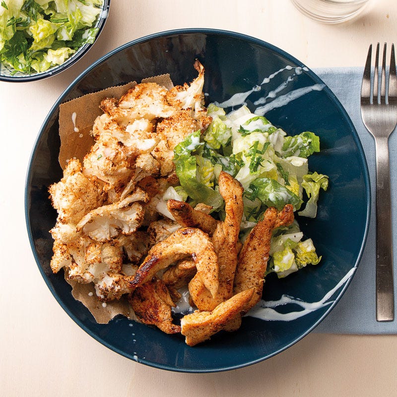 Hähnchenstreifen mit Blumenkohlwings und Romanasalat